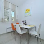 Apriori - Free Parking Apartman Zára