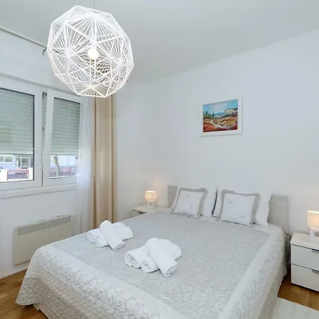 Apriori - Free Parking Appartement