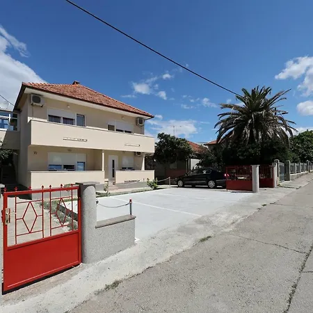 Apartment Apriori - Free Parking