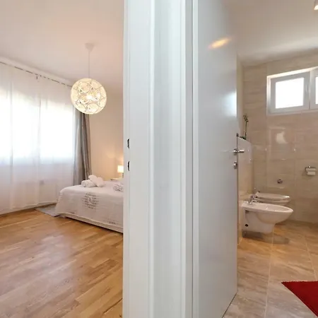 Apriori - Free Parking * Zadar