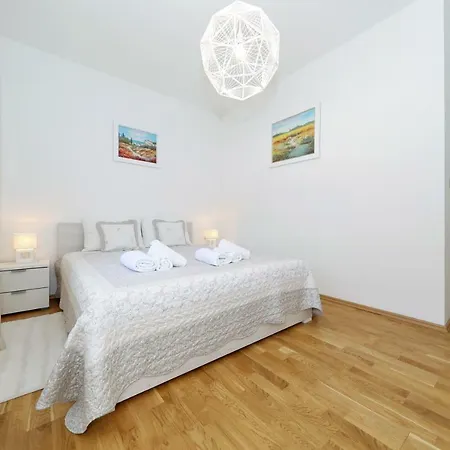 Apriori - Free Parking Apartment *