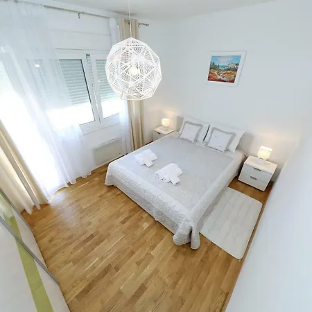 Apriori - Free Parking Apartment *