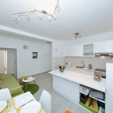 Apartment Apriori - Free Parking *