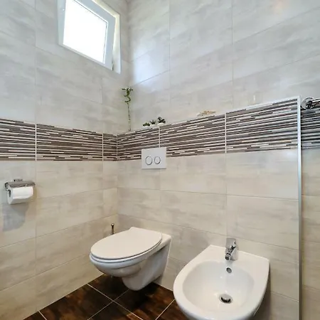 Apriori - Free Parking Apartament