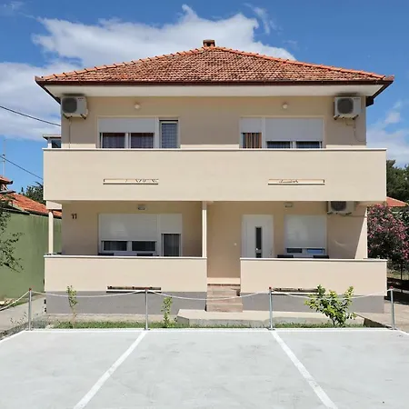 Apriori - Free Parking Apartment